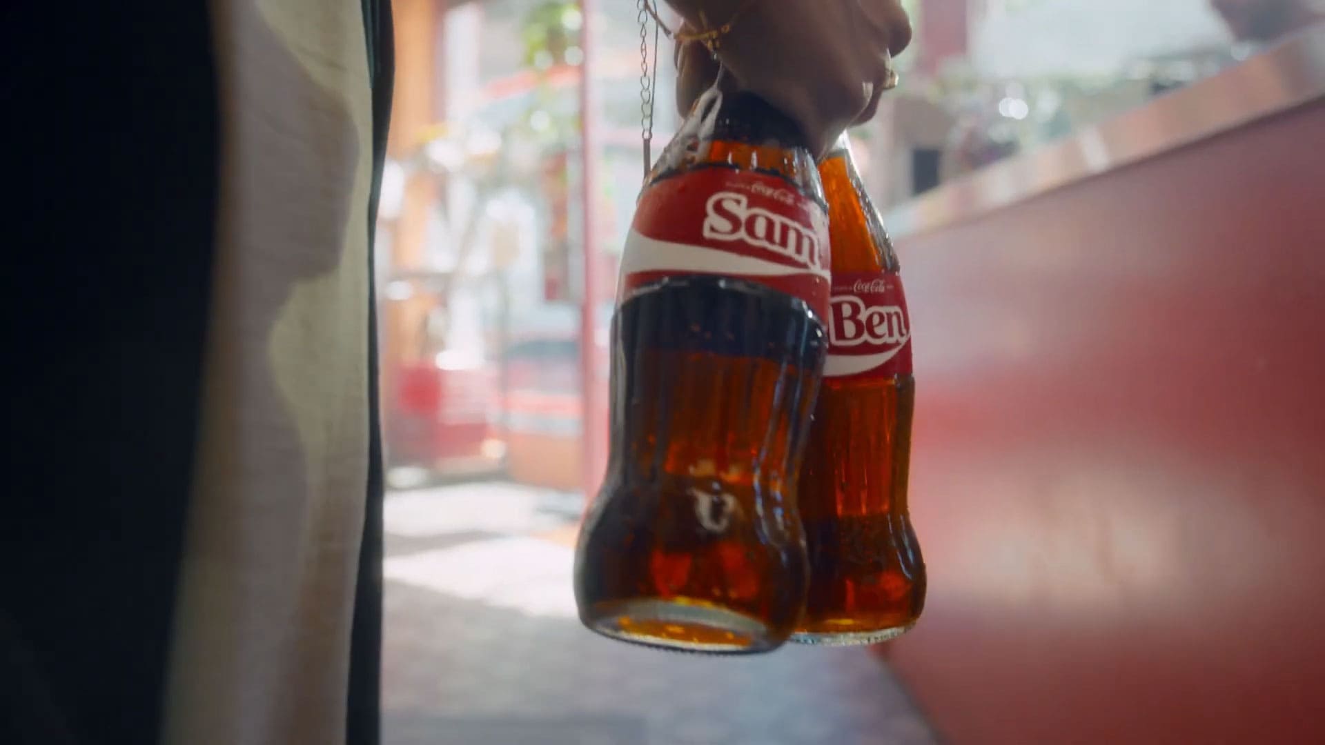Propaganda da Coca-Cola mira Gen Z ao reviver Share a Coke