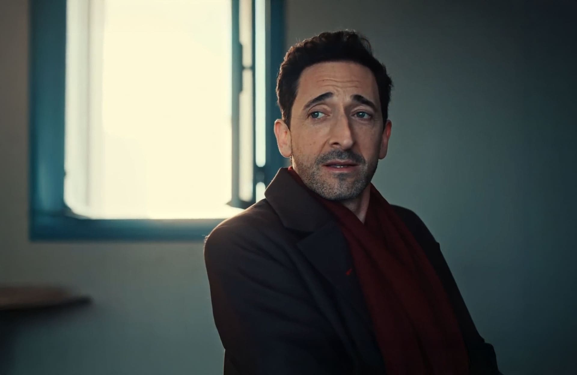 Adrien Brody estrela campanha de malas da Monos com alma de filme
