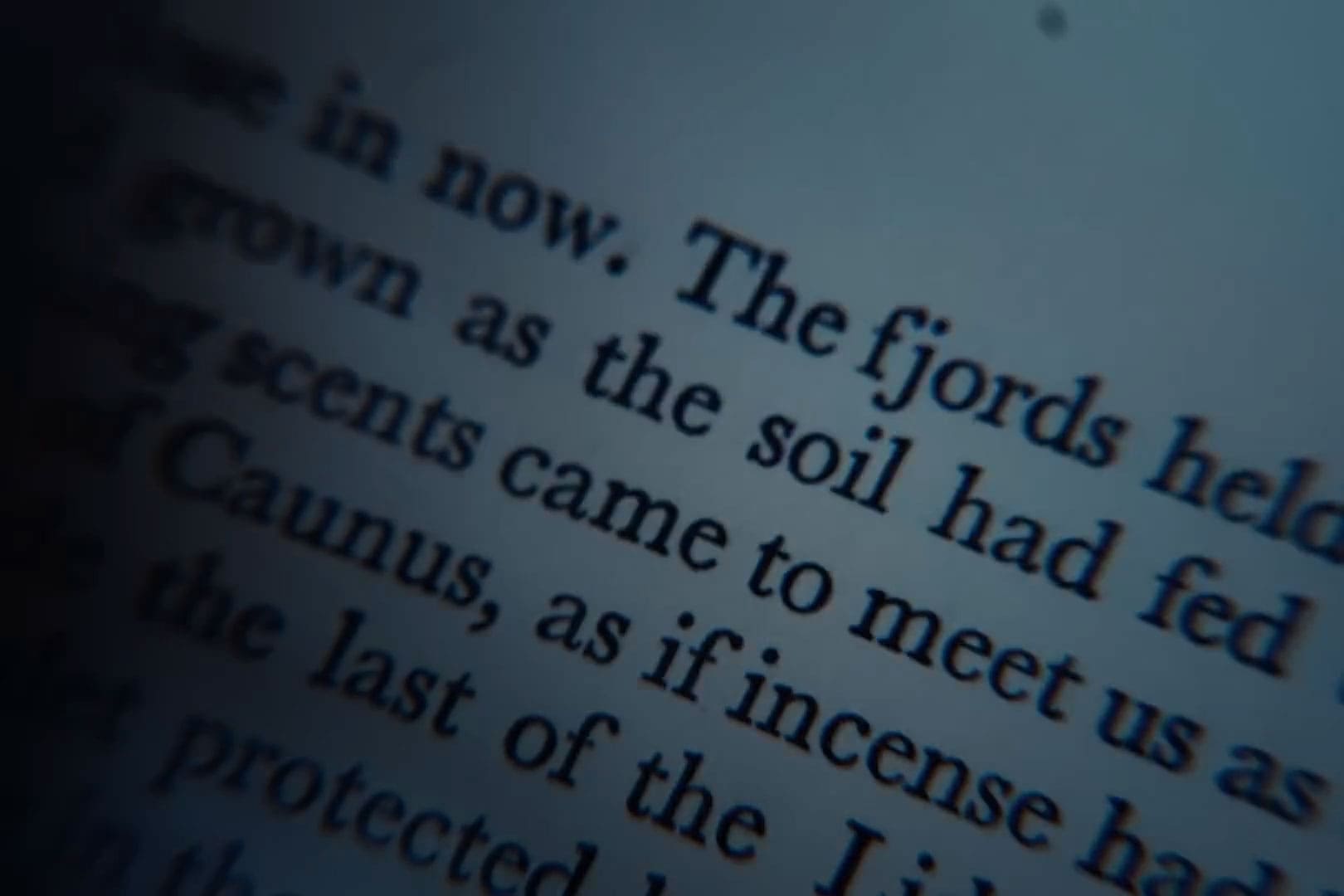 Close no livro- Cena campanha de malas da Monos com Adrien Brody