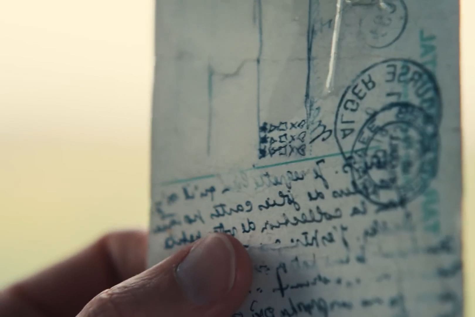 Cartão Postal - Adrien Brody estrela campanha de malas da Monos