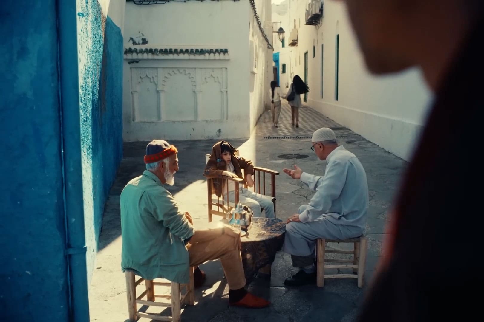 Cena pessoas sentadas - Adrien Brody estrela campanha de malas da Monos