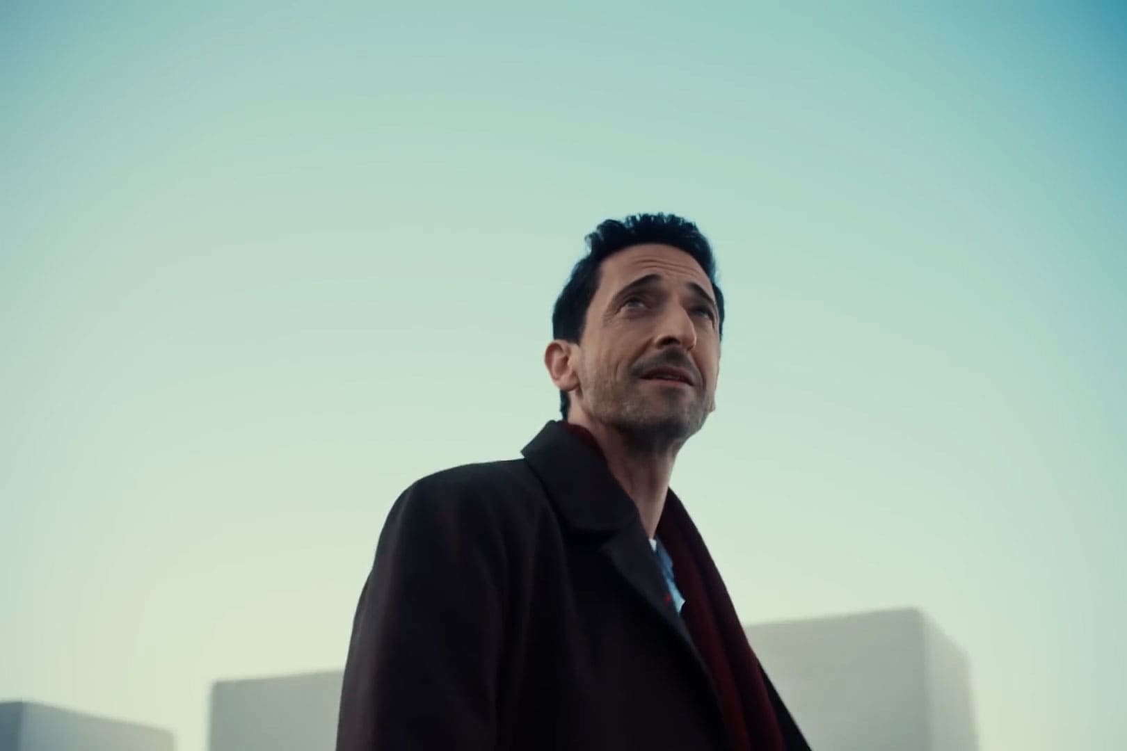 Adrien Brody estrela campanha de malas da Monos - Close perfil