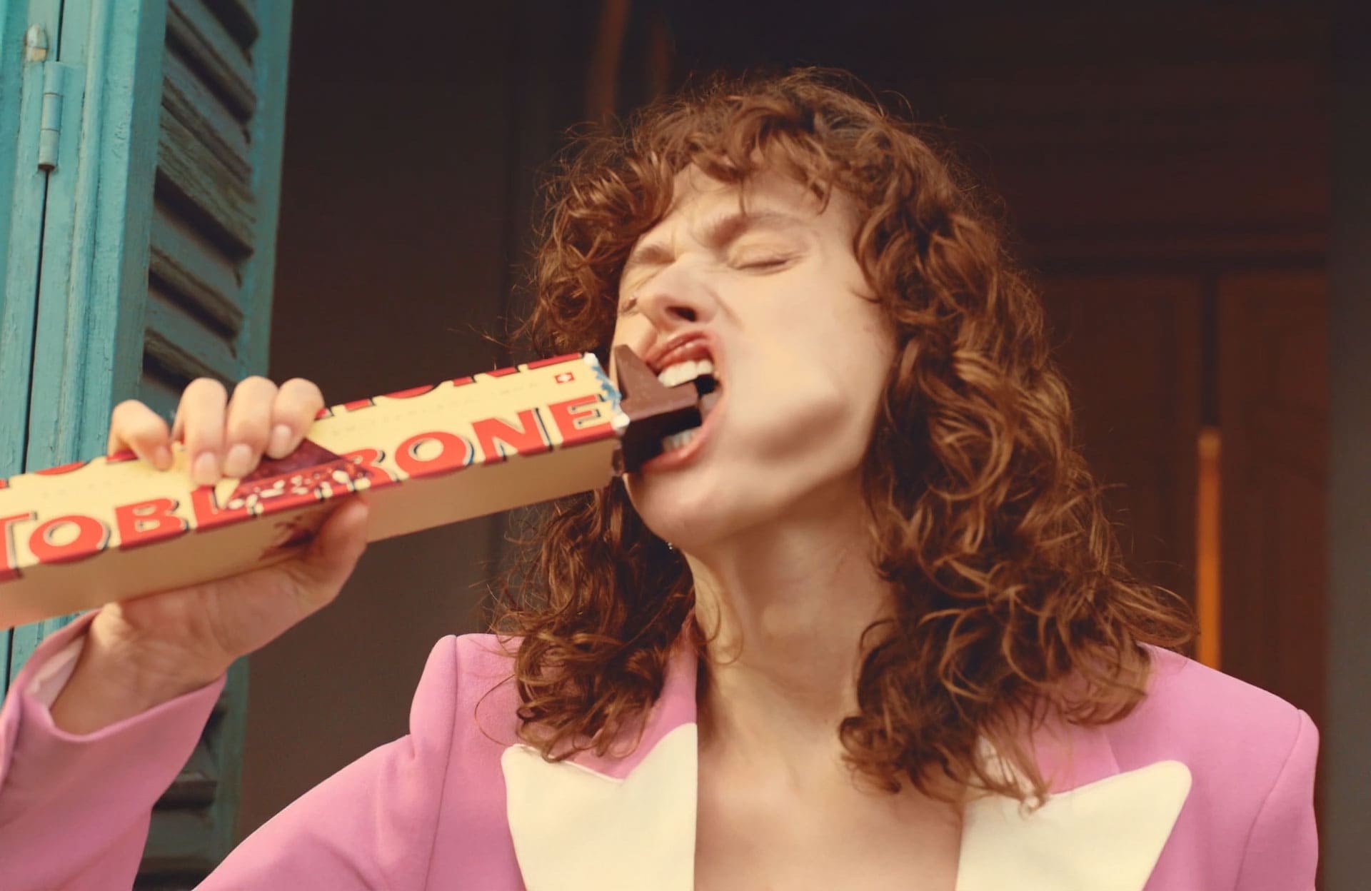 Tobletone - Coma chocolate como se ninguém estivesse vendo