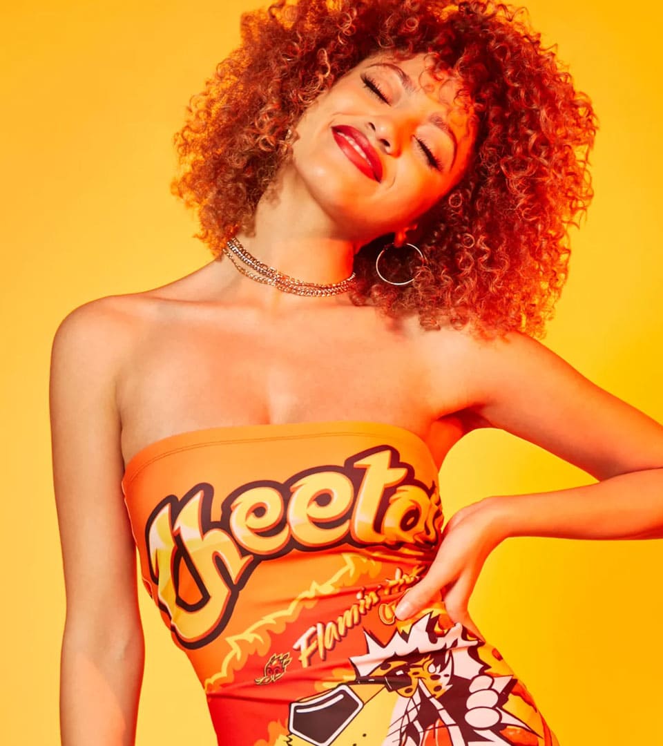 Modelo blusa Cheetos e Forever 21 - Produtos PepsiCo lifestyle