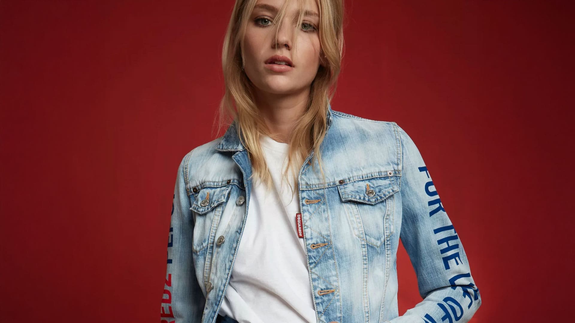 Modelo feminina ensaio Dsquared2 e Pepsi - Produtos PepsiCo lifestyle