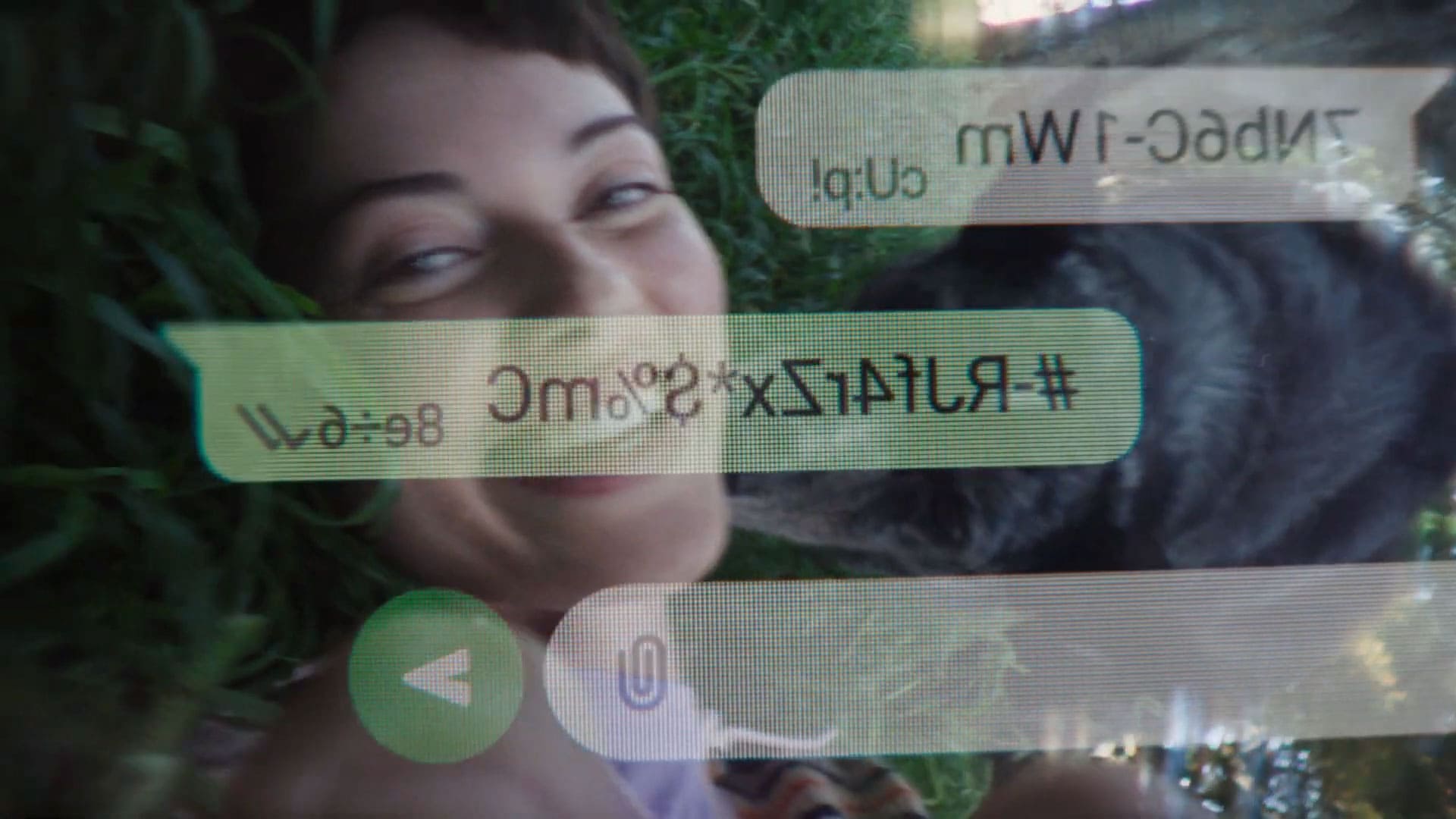Cena mulher no parque com balão do chat - Mensagem privada no WhatsApp