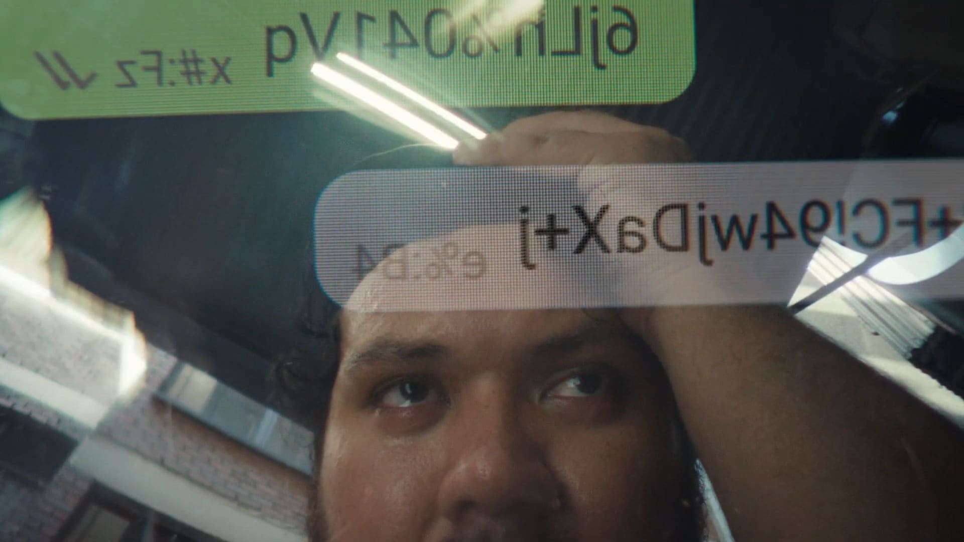 Homem olhando para a câmera - Mensagem privada no WhatsApp