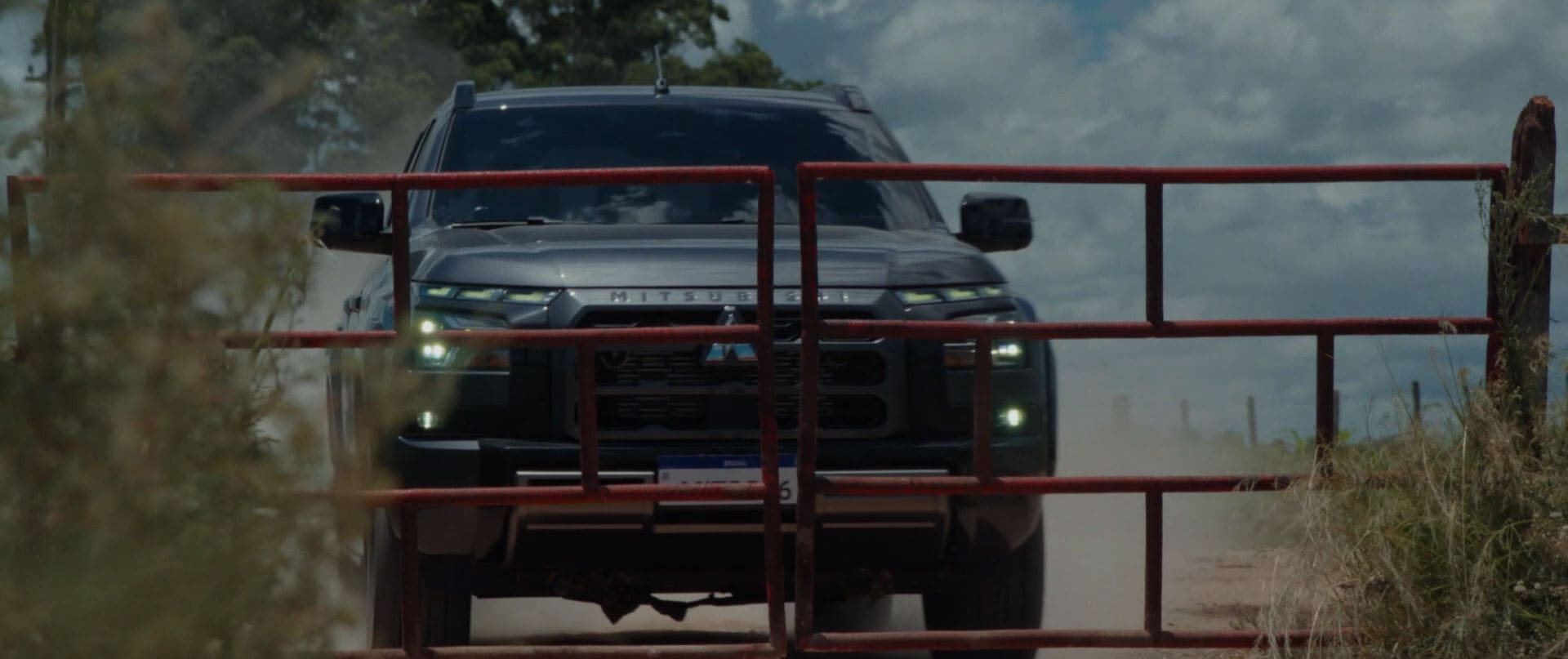 Mitsubishi Triton no portão