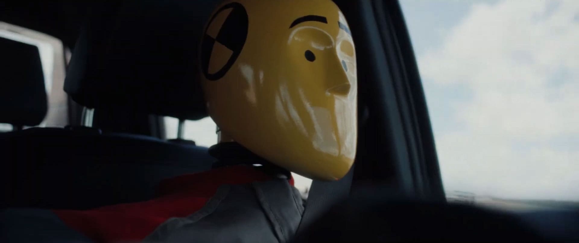 Boneco dirigindo a Mitsubishi Triton - Boneco de teste de segurança (Crash Test)