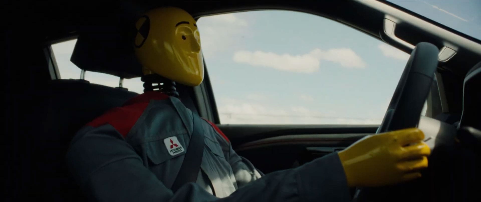 Cena final - Campanha Mitsubishi Triton - Boneco de teste de segurança (Crash Test)