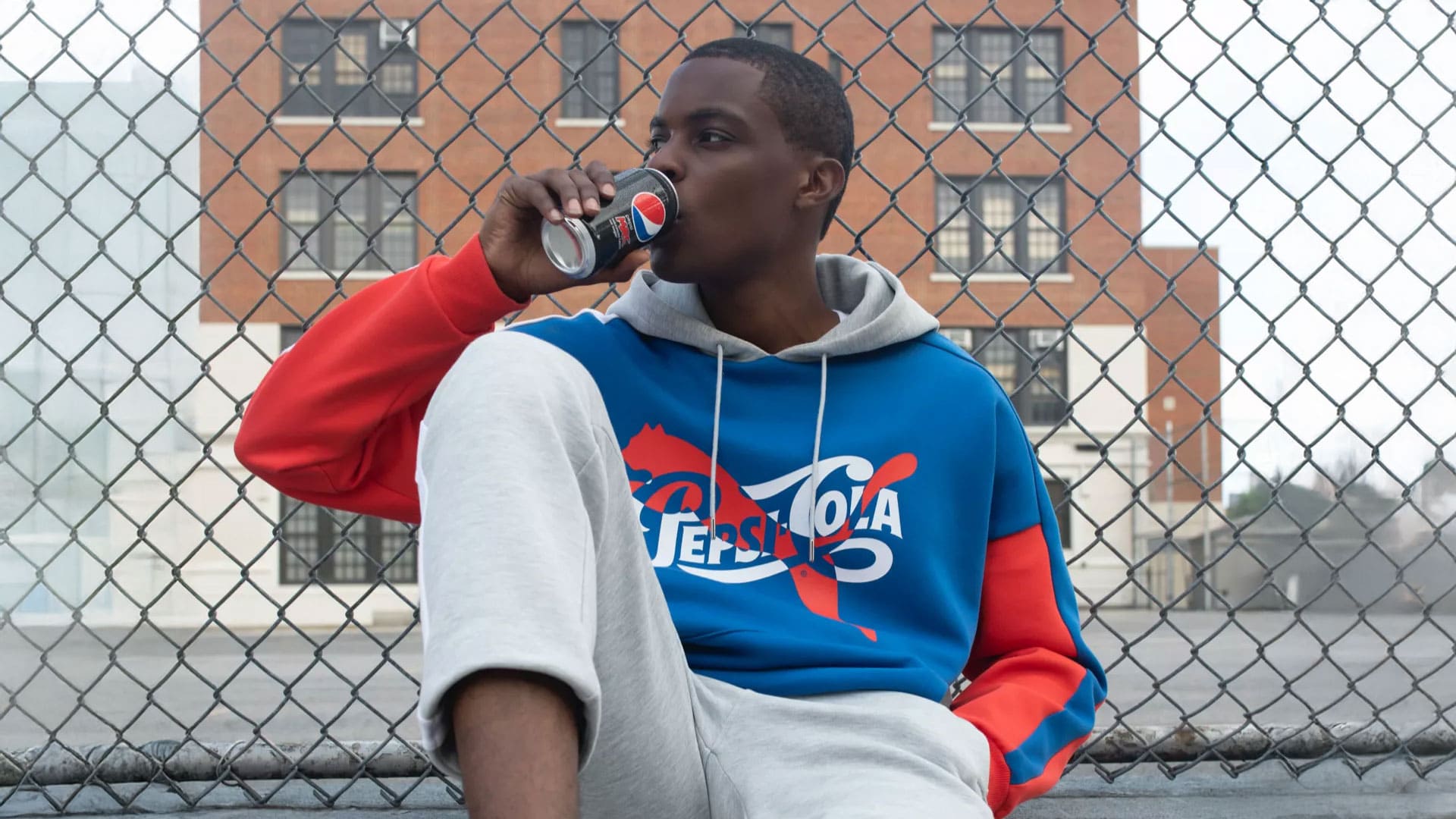 Modelo bebendo Pepsi com parceria da Puma - Produtos PepsiCo lifestyle