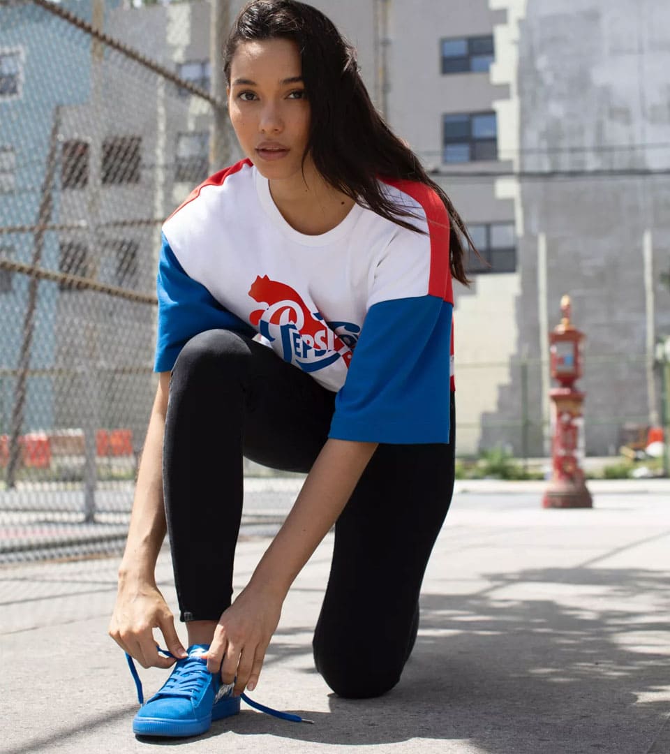 Modelo olhando para câmera Puma e Pepsi - Produtos PepsiCo lifestyle