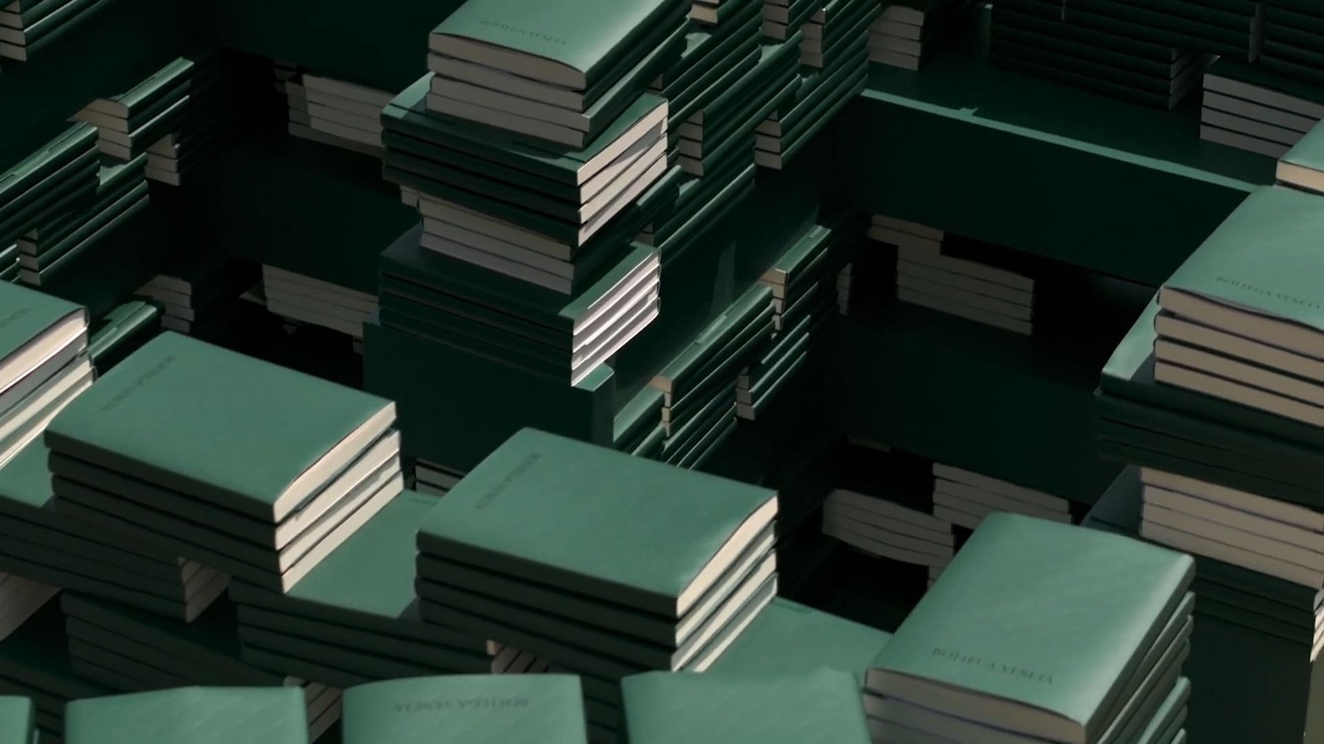 Livros empilhados - The Book logo da Bottega Veneta