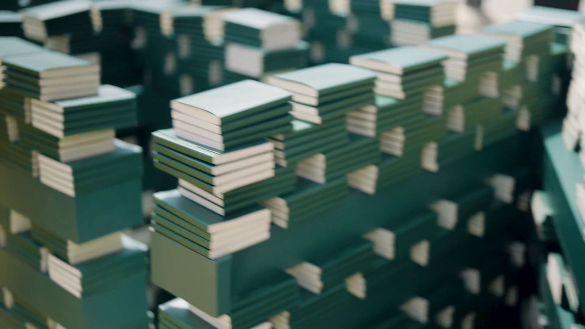 Close nos livros empilhados - The Book logo da Bottega Veneta