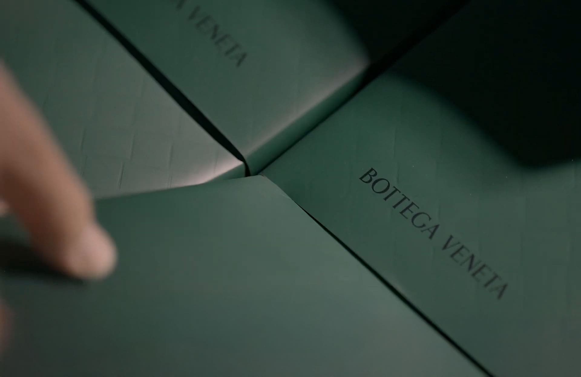 The Book logo da Bottega Veneta convida o público a levar poesia pra casa