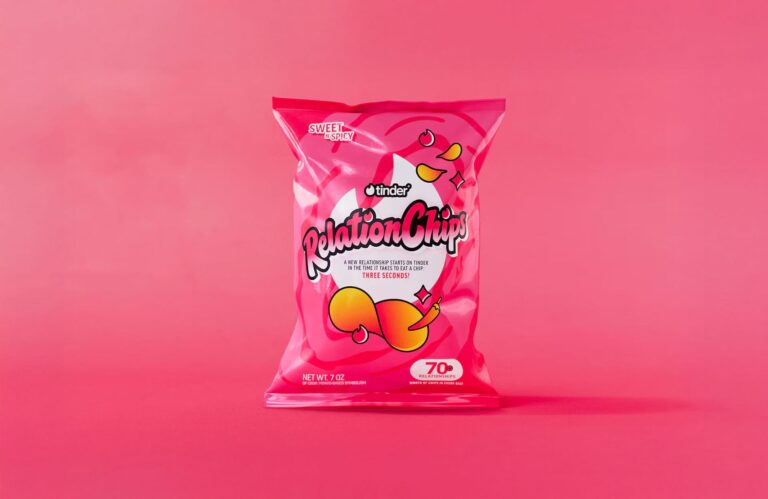 Tinder apresenta RelationChips, salgadinhos que prometem amor em 3 segundos